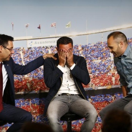 Bartomeu e Iniesta, con un Xavi emocionado. EFE/Alejandro García