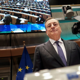 El presidente del Banco Central Europeo (BCE), Mario Draghi, antes de su comparecencia de la comisión de Asuntos Económicos del Parlamento Europeo. EFE/ Olivier Hoslet