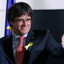 El president cesado Carles Puigdemont, número uno de la lista de Junts per catalunya, saluda a sus seguidores en Bruselas que celebran los resultados de las elecciones del 21-D.. REUTERS/Francois Lenoir