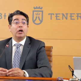 El socialista Pedro Martín durante su primera intervención como presidente del Cabildo de Tenerife. (CRISTÓBAL GARCIA | EFE).