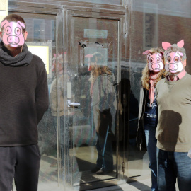 Membres de Salvem l'Empordà, en el moment d'entregar les al·legacions al projecte de decret de regulació dels purins. /Lourdes Casademont