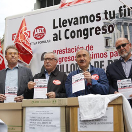 Los secretarios generales de CCOO y UGT, Ignacio Fernández Toxo (2i) y Pepe Álvarez (2d), junto a los secretarios de los sindicatos en Madrid, Jaime Cedrun Lopez (i) y Luis Miguel López Reillo (d).- EFE/MARISCAL