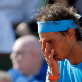 Nadal se lamenta durante el partido ante Djokovic. REUTERS/Vincent Kessler
