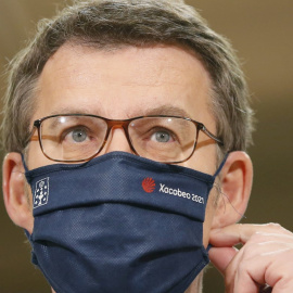 Feijoo con mascarilla.