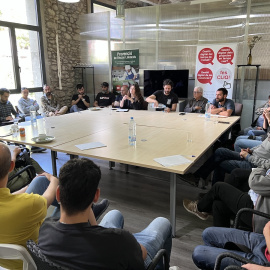 Unas sesenta personas participan en una asamblea abierta convocada por Alternativa per Ripoll frente a la amenaza de la ultraderecha en la localidad, a 3 de junio de 2023.