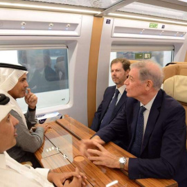 El ministro de Transportes de Arabia Saudí, a la izquierda de la imagen, conversa con el embajador de España en Arabia Saudí, Álvaro Iranzo, durante el viaje inaugural. | REUTERS