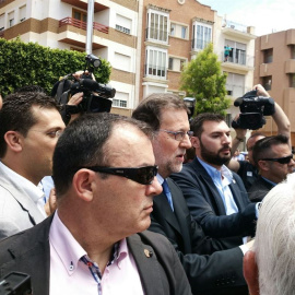 Mariano Rajoy a su llegada a la plaza del Ayuntamiento de Alfafar.- EUROPA PRESS