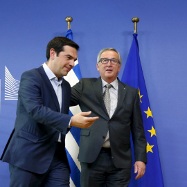El primer ministro griego, Alexis Tsipras, junto al presidente de la Comisión Europea, Jean-Claude Juncker.- REUTERS