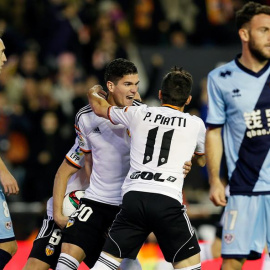 El delantero argentino del Valencia Pablo Piatti celebra el gol marcado en propia puerta por el defensa del Rayo Vallecano, Jorge García Morcillo. /EFE