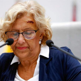 Manuela Carmena reaparece con una brecha en la frente. (EMILIO NARANJO | EFE)