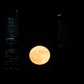 Las Cuatro Torres de Madrid, frente a la superluna.  REUTERS/Sergio Perez