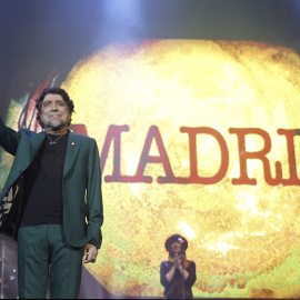 Sabina saluda a su público. / Alberto Martín (EFE)