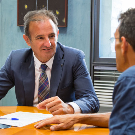 El concejal de Acción Social del Ayuntamiento de Zaragoza, Ángel Lorén (PP), en su despacho del ayuntamiento.