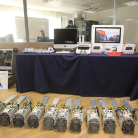 Material intervenido en la operación conjunta de la Policía Nacional con la Agencia Tributaria, en una de las mayores intervenciones de Europa en centros de la denominada "minería" de la moneda virtual bitcoin. EFE/Víctor Lerena