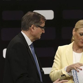 Cristina Cifuentes junto al director general de Telemadrid, Ángel Martín Vizcaíno, antes del debate electoral.- EFE