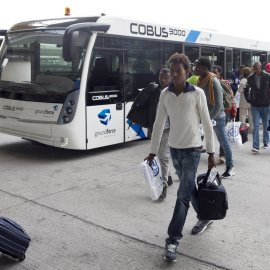 Segundo grupo de refugiados a su llegada a España dentro del programa comunitario de reubicación creado para hacer frente a las consecuencias humanitarias de la guerra en Siria. EFE/Presidencia del Gobierno/Diego Crespo