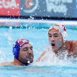 Munárriz (derecha) le disputa el balón a Buslje en la semifinal del Mundial de Waterpolo. / EFE