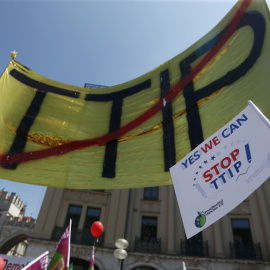 Una pancarta contra el TTIP en la marcha contra el acuerdo comercial entre EEUU y la UE y contra el G-/ en Múnich, ante la cumbre de los siete países más ricos del mundo que se celebrará el 7 y 8 de junio en Baviera. REUTERS/Wolfgang Rattay