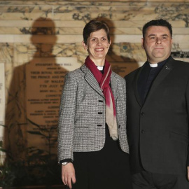 La reverenda Libby Lane, la primera obispa de la iglesia anglicana, posa junto a su esposo, George, en el Ayuntamiento de Stockport (Reino Unido). EFE/Lynne Cameron