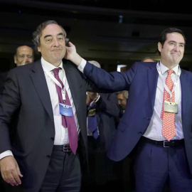 Juan Rosell, saluda a Antonio Garamindi,  tras el anuncio de los resultados de las elecciones en CEOE. Emilio Naranjo/EFE