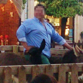 El vecino acusado de maltrato subido al burro.