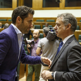 El lehendakari, Iñigo Urkullu, conversa con el parlamentario del PP Borja Sémper, al comienzo del pleno del Parlamento Vasco. EFE/David Aguilar