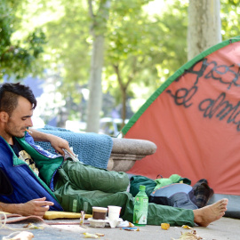 Un hombre acampado frente al Ministerio de Sanidad. ARANCHA RÍOS