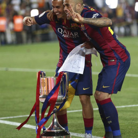 Pedro y Alves celebra el título de Copa. EFE/Toni Albir
