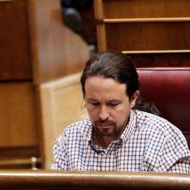 El secretario general de Unidas Podemos, Pablo Iglesias, se sienta en su escaño del Congreso. /EFE