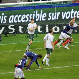 Los jugadores irlandeses protestan la mano de Henry. REUTERS