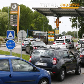 Vista de la cola de coches para entrar en una gasolinera durante la huelga en Le Havre, Francia./ EFE