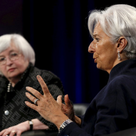 La directora gerente del FMI, Christine Lagarde, con la presidenta de la Reserva Federal (el banco central de EEUU), Janet Yellen, en un debate en Washington el pasado mayo. REUTERS/Kevin Lamarque