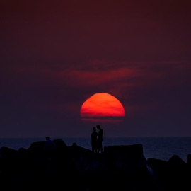 Lluvias y menos calor este viernes. En la foto, la playa de la Zurriola, en San Sebastián. / EFE