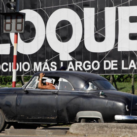 Una valla contra el embargo económico, en La Habana. / REUTERS