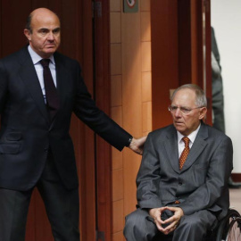 El ministro de Economía, Luis de Guindos, junto a su homólog alemán en Bruselas. / REUTERS
