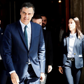El candidato socialista, Pedro Sánchez (izda), a su salida del Congreso después de que el pleno haya vuelto a rechazar hoy su investidura como presidente del Gobierno. EFE