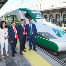 El ministro Fomento, Jose Luis Ábalos (d), la subdelegada del Gobierno en Granada, Inmaculada Calahorro (2i), el consejero andaluz de Fomento y Vivienda, Felipe López (i), el alcalde de Granada, Francisco Cuenca (2d), el presidente de Diput