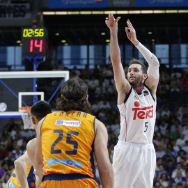 Rudy tira a canasta durante el partido.