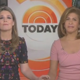 Savannah Guthrie y Hoda Kotb dan la noticia del despido de Lauer.