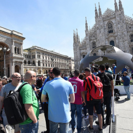 Aficionados se reúnen en la Piazza del Duomo en Milán, donde el sábado se celebra  la final de la Liga de Campeones entre el Real Madrid y el Atlético de Madrid, en el estadio Giuseppe Meazza. EFE/DANIEL DAL ZENNARO