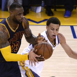 Stephen Curry pugna opr el balón con Lebron James.- EFE
