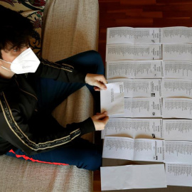 Sergi, un joven de 18 años, llamado a votar por primera vez en las elecciones del 14-F.