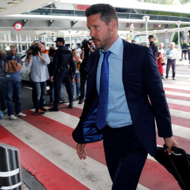 Simeone, a su llegada al aeropuerto de Barajas para partir hacia Milán. EFE/Mariscal
