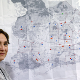 Ada Colau, en la sede de BComu, junto a un mapa de la ciudad de Barcelona. REUTERS