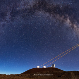 Los láseres de los dos telescopios Keck, propagándose en dirección al centro galáctico. / ETHAN TWEEDIE
