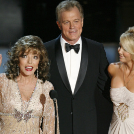 El actor Stephen Collins, junto a las actrices Joan Collins y Heather Locklear, en una gala de los premios Emmy, en Los Ángeles . REUTERS/Mike Blake