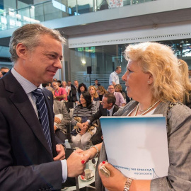 El lehendakari Iñigo Urkullu saluda a la presidenta de la AVT, Ángeles Pedraza, al comienzo del acto 'Víctimas del Terrorismo y Sociedad'. EUROPA PRESS