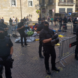 Els Mossos d'Esquadra durant el desallotjament de la plaça Sant Jaume de Barcelona. Marià de Delàs