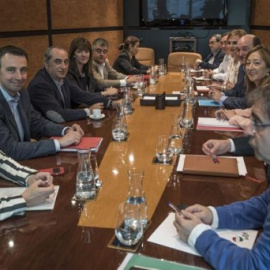 Imagen de la reunión que mantuvieron el PNV y el PSE en Sabin Etxea / EFE