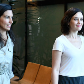 Rocío Monasterio, de Vox, e Isabel Díaz Ayuso, candidata del PP a la presidencia de la Comunidad de Madrid. / ÓSCAR CAÑAS (EP)